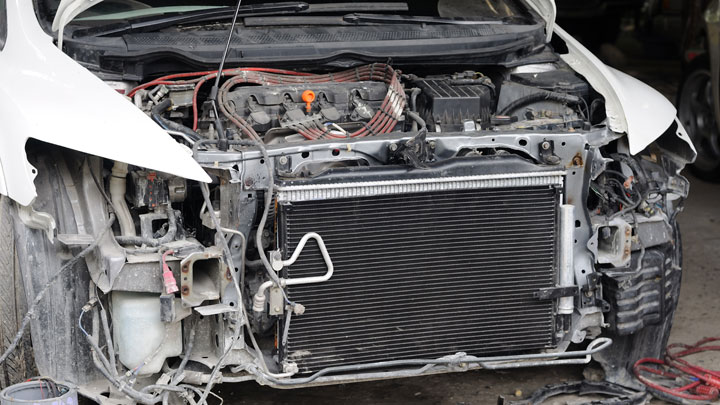 Remontui išardyta automobilio priekinė dalis