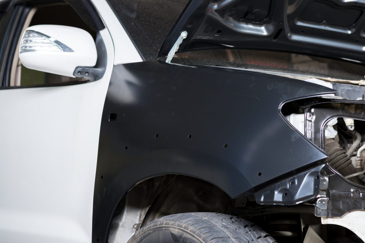 Automobilio sparno montavimas ir detalių tarpų patikra