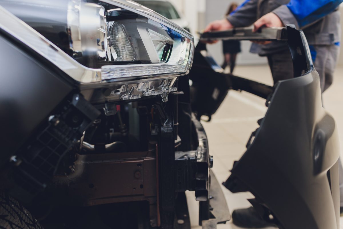 Automobilio priekinio bamperio ardymas prie žibinto