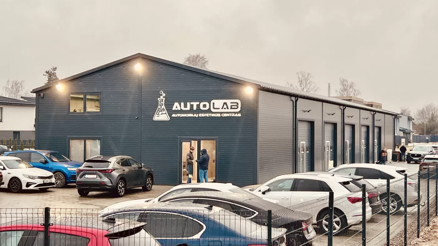 AutoLAB pastatas su tamsiu fasadu, logotipu ir įėjimu Ožiarūčių g. 16, Avižieniuose