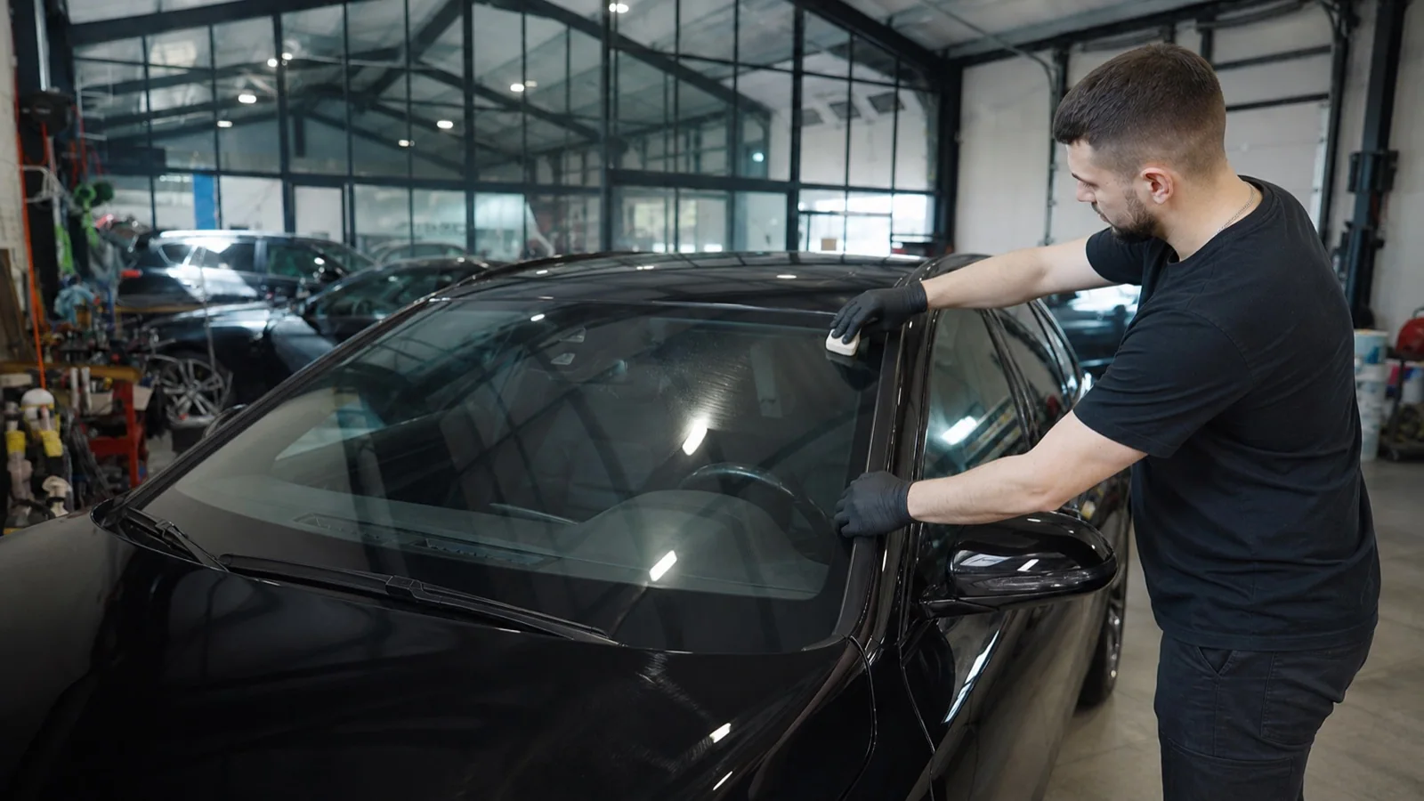 Hidrofobinės dangos dengimo ant automobilio stiklo kontekstas