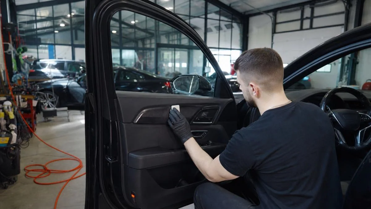Automobilio durelių apdailos apsauginės dangos kontekstas