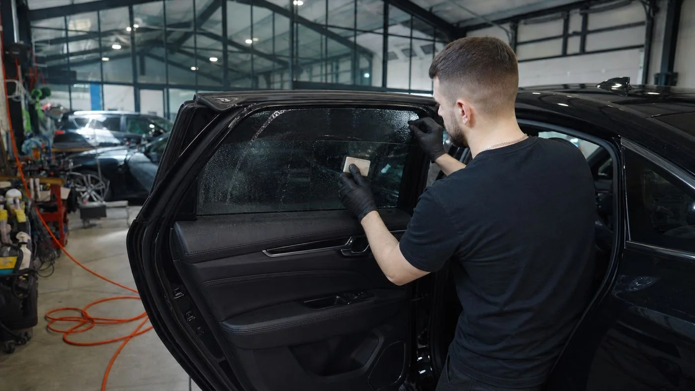 Automobilio galinio šoninio lango tamsinimas dirbtuvių aplinkoje