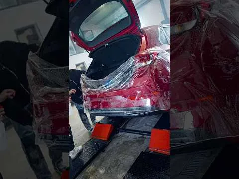 Apsauginės PPF plėvelės klijavimas ant automobilio galinio buferio