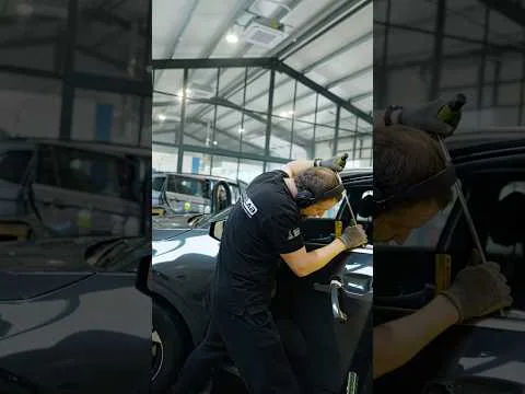Durų įlenkimo lyginimo AutoLAB dirbtuvėse video kadras