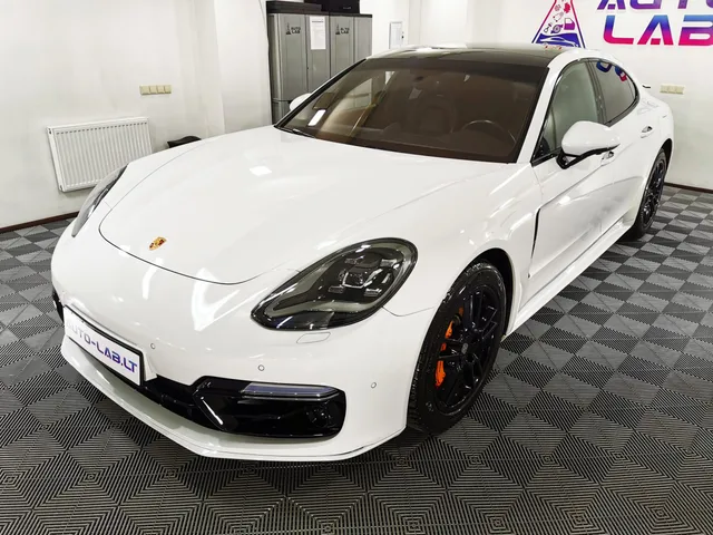 Porsche automobilis AutoLAB darbo aplinkoje – automobilio poliravimo paslauga
